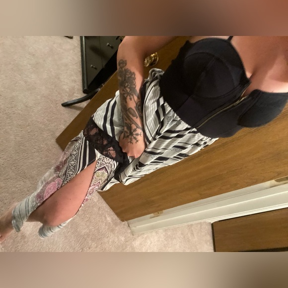 Spaghetti strap flows halter sundress - Picture 3 of 10